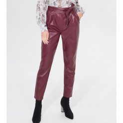 Spodnie carrot fit - Bordowy. Czerwone spodnie damskie Mohito, bez wzorów. W wyprzedaży za 79,99 zł.