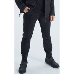Lekka kurtka typu softshell - Czarny. Czarne kurtki męskie Cropp, s, bez wzorów, z softshellu, bez kaptura. Za 139,99 zł.