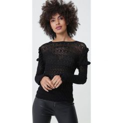 Czarna Bluzka Skycrest. Czarne bluzki damskie Born2be, s, bez wzorów, eleganckie, z okrągłym kołnierzem, z długim rękawem. Za 119,99 zł.