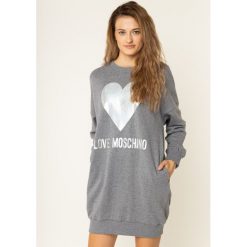 Sukienka dzianinowa LOVE MOSCHINO W5A4803M 4068. Szare sukienki damskie Love Moschino, m, bez wzorów, z bawełny, bez kołnierzyka, bez rękawów. W wyprzedaży za 539,00 zł.