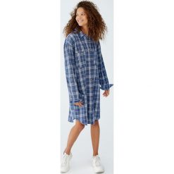 Sukienka koszulowa w kratkę. Niebieskie sukienki marki Pull&Bear, w kratkę, z jeansu, z koszulowym kołnierzykiem, koszulowe. Za 109,00 zł.