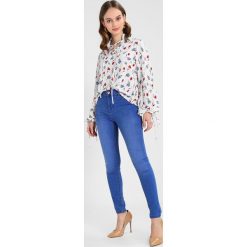 Bluzki damskie: Fashion Union Petite BLOUSE WITH FRONT Bluzka white