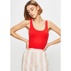 Jacqueline de Yong - Top. Czerwone bluzki damskie Jacqueline de Yong, s, bez wzorów, z elastanu, z okrągłym kołnierzem. W wyprzedaży za 29,90 zł.