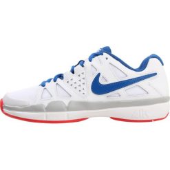 Nike Performance AIR VAPOR ADVANTAGE Obuwie do tenisa Outdoor white/wolf grey/action red/blue jay. Białe buty trekkingowe męskie marki Nike Performance, ze skóry, outdoorowe. W wyprzedaży za 246,75 zł.