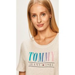 Tommy Jeans - T-shirt. Szare bluzki damskie Tommy Jeans, s, z nadrukiem, z bawełny, casualowe, z okrągłym kołnierzem, z krótkim rękawem. W wyprzedaży za 99,90 zł.