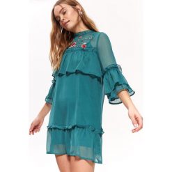 SUKIENKA DAMSKA Z HAFTEM. Zielone sukienki damskie Top Secret, na lato, z haftami, eleganckie, z falbankami, bez rękawów. W wyprzedaży za 69,99 zł.