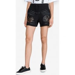 Versace Jeans Szorty Czarny. Czarne szorty damskie Versace Jeans, xs, bez wzorów, z bawełny. Za 872,95 zł.