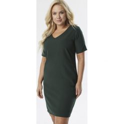 Ciemnozielona Sukienka Adodella. Zielone sukienki damskie Born2be, bez wzorów, bez kołnierzyka, z krótkim rękawem, krótkie, midi. Za 69,99 zł.