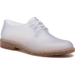 Półbuty MELISSA - Glow Ad 32568 Glass 53516. Białe półbuty damskie Melissa, na co dzień, bez wzorów, z tworzywa sztucznego, bez obcasa, na płaskiej podeszwie, bez zapięcia. W wyprzedaży za 249,00 zł.