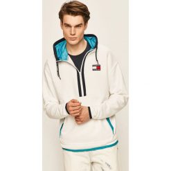 Tommy Jeans - Bluza. Białe bluzy męskie Tommy Jeans, s, z aplikacjami, z bawełny, z kapturem, z krótkim rękawem, krótkie, z kapturem. Za 539,90 zł.