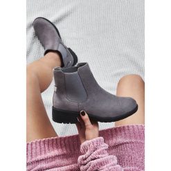 Szare Botki Love This Way. Szare botki damskie Born2be, na zimę, klasyczne, na niskim obcasie, na płaskiej podeszwie, bez zapięcia. Za 79,99 zł.