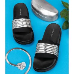 Klapki damskie Laura Mode WL035 Srebrne. Szare klapki damskie LAURA MODE, bez wzorów, z tkaniny, bez obcasa. Za 69,00 zł.