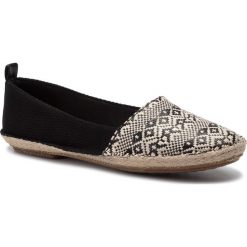 Espadryle CLARKS - Clovelly Sun 261429514 Black Interest. Czarne espadryle damskie Clarks, bez wzorów, z tworzywa sztucznego, bez obcasa, na płaskiej podeszwie. W wyprzedaży za 199,00 zł.