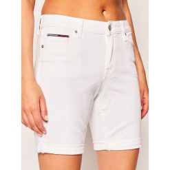 Szorty jeansowe Tommy Jeans DW0DW08162. Białe szorty damskie Tommy Jeans, bez wzorów, z elastanu. Za 299,00 zł.
