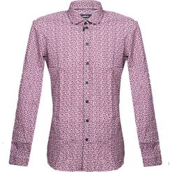 Koszula w kolorze jasnoróżowym ze wzorem. Różowe koszule męskie Pepe Jeans, Mexx, Pierre Cardin, xl, bez wzorów, z bawełny, z klasycznym kołnierzykiem, bez rękawów. W wyprzedaży za 164,95 zł.