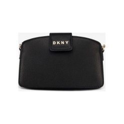 DKNY Clara Chain Cross body bag Czarny. Czarne torebki klasyczne damskie DKNY, w paski, ze skóry, bez dodatków. Za 874,95 zł.