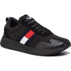 Sneakersy TOMMY JEANS - Technical Pin Logo Sneaker EN0EN00652 Black 990. Czarne półbuty damskie Tommy Jeans, na co dzień, bez wzorów, z jeansu, bez obcasa, na płaskiej podeszwie, bez zapięcia. Za 399,00 zł.