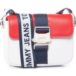 Torebka TOMMY JEANS - Tjw Femme Item Sm Crossover Met AW0AW08407 YA2. Białe listonoszki damskie Tommy Jeans, bez wzorów, z jeansu, bez dodatków. W wyprzedaży za 429,00 zł.