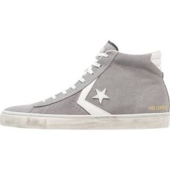 Converse PRO LEATHER VULC MID SUEDE DISTRESSED Tenisówki i Trampki wysokie wild dove/white/turtledove. Szare tenisówki damskie Converse, z materiału. W wyprzedaży za 335,20 zł.