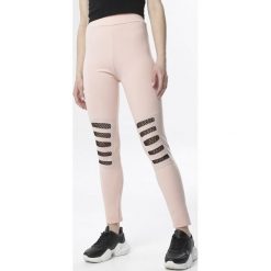 Jasnoróżowe Legginsy Perisia. Różowe legginsy damskie Born2be, s, z aplikacjami, wizytowe. Za 29,99 zł.