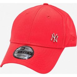 New Era - Czapka. Czerwone czapki męskie New Era, bez wzorów, z bawełny. W wyprzedaży za 69,90 zł.