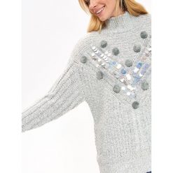 Sweter z golfem z aplikacją z pomponami. Szare swetry damskie Top Secret, z aplikacjami, z dzianiny, bez rękawów. W wyprzedaży za 99,99 zł.