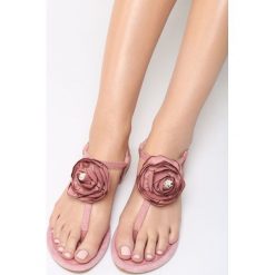 Różowe Sandały Self-Obsession. Czerwone sandały damskie marki vices, na płaskiej podeszwie. Za 59,99 zł.