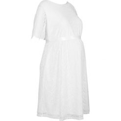 Sukienka ciążowa ślubna bonprix biel wełny. Białe sukienki damskie bonprix, w koronkowe wzory, z wełny, eleganckie, bez kołnierzyka, moda ciążowa, bez rękawów. Za 239,99 zł.