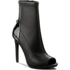 Szpilki GUESS - Abri2 FLAB23 ELE09 BLACK. Czarne buty zimowe damskie marki Guess, z aplikacjami, z materiału. W wyprzedaży za 379,00 zł.