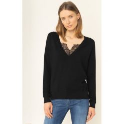 Sweter Liu Jo C69229 MA99E. Czarne swetry damskie Liu Jo, xs, bez wzorów, z poliesteru, klasyczne, bez rękawów, bez kaptura. W wyprzedaży za 379,00 zł.