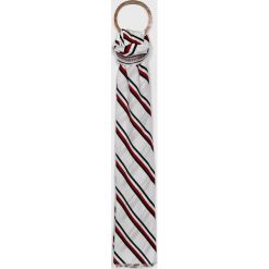 Tommy Hilfiger - Szal. Różowe szaliki damskie TOMMY HILFIGER, bez wzorów, z bawełny. W wyprzedaży za 129,90 zł.