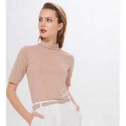 Koszulka z recyklowanym poliestrem Repreve® - Beżowy. Brązowe koszulki damskie Mohito, s, bez wzorów, bez kołnierzyka. Za 49,99 zł.