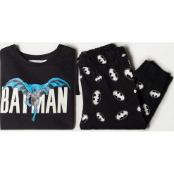 Mango Kids - Piżama dziecięca Batman 116-164 cm. Czarne piżamy chłopięce Mango Kids, z motywem z bajki, z bawełny, bez rękawów. Za 89,99 zł.