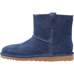Botki damskie: UGG CLASSIC UNLINED MINI PERF Botki marino