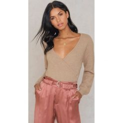 Swetry klasyczne damskie: NA-KD Trend Sweter z kopertowym dekoltem – Beige