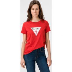 Guess Koszulka Czerwony. Czerwone bluzki damskie Guess, m, z nadrukiem, z bawełny, bez kołnierzyka. Za 157,95 zł.