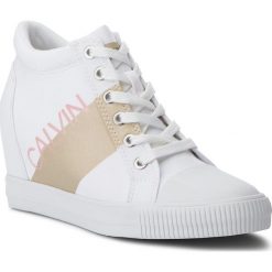 Sneakersy CALVIN KLEIN JEANS - Roxanna RE9806 White/Gold. Białe półbuty damskie marki Calvin Klein Jeans, bez wzorów, z jeansu, bez obcasa, na obcasie, bez zapięcia. W wyprzedaży za 339,00 zł.