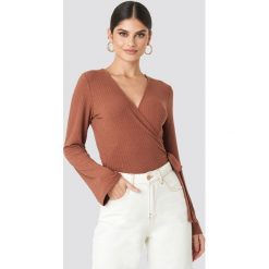 NA-KD Ribbed Wrap Tie Top - Brown. Brązowe topy damskie NA-KD, bez wzorów, prążkowane, bez kołnierzyka. Za 121,95 zł.