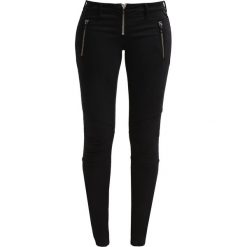 Replay HYPERFLEX BIKER Jeans Skinny Fit black. Czarne jeansy damskie Replay, z elastanu. W wyprzedaży za 503,20 zł.