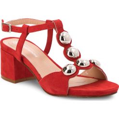 Sandały SOLO FEMME - 33703-01-G13/000-07-00 Czerwony. Czerwone klapki damskie Solo Femme, z aplikacjami, ze skóry, bez obcasa, na obcasie. W wyprzedaży za 219,00 zł.