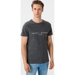 Tommy Hilfiger Koszulka Szary. Szare podkoszulki męskie TOMMY HILFIGER, m, z haftami, z bawełny, bez kołnierzyka, krótkie. Za 187,95 zł.