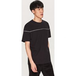 T-shirt z kontrastową lamówką - Czarny. Czarne t-shirty damskie Reserved, s, bez wzorów, z kontrastowym kołnierzykiem. Za 39,99 zł.