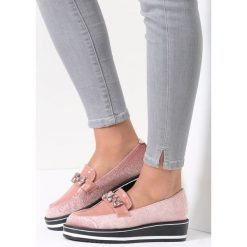 Różowe Mokasyny Delight Shroud. Różowe mokasyny damskie vices, z aplikacjami, ze skóry, na niskim obcasie, na płaskiej podeszwie, bez zapięcia. Za 44,99 zł.