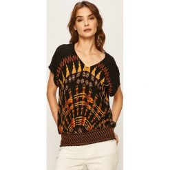 Desigual - Bluzka. Czarne bluzki damskie Desigual, s, bez wzorów, z wiskozy, z okrągłym kołnierzem, z krótkim rękawem. Za 299,90 zł.