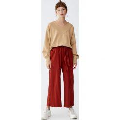 Szerokie spodnie z gumką w pasie. Szare spodnie damskie Pull&Bear. Za 99,90 zł.