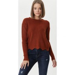 Brązowy Sweter Birley. Pomarańczowe swetry damskie Born2be, s, bez wzorów, z dzianiny, klasyczne, bez rękawów, długie, bez kaptura. Za 79,99 zł.