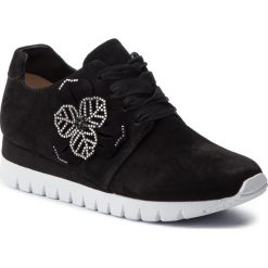 Sneakersy CAPRICE - 9-23700-22 Black Nubuc 008. Czarne półbuty damskie Caprice, na co dzień, z aplikacjami, ze skóry, bez obcasa, na płaskiej podeszwie, bez zapięcia. W wyprzedaży za 209,00 zł.
