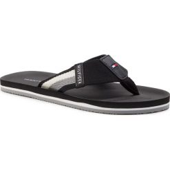 Japonki TOMMY HILFIGER - Corporate Stripe Beach Sandal FM0FM02079 Black 990. Czarne klapki męskie TOMMY HILFIGER, ze skóry, bez zapięcia. W wyprzedaży za 129,00 zł.