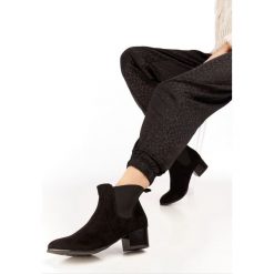Czarne Botki Lynnsyss. Czarne botki damskie Born2be, bez obcasa, na obcasie, bez zapięcia. Za 119,99 zł.