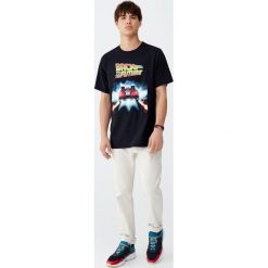 Koszulka Powrót do przyszłości DeLorean. Czarne koszulki męskie Pull&Bear, m, bez wzorów, bez kołnierzyka, z krótkim rękawem, krótkie. Za 69,90 zł.